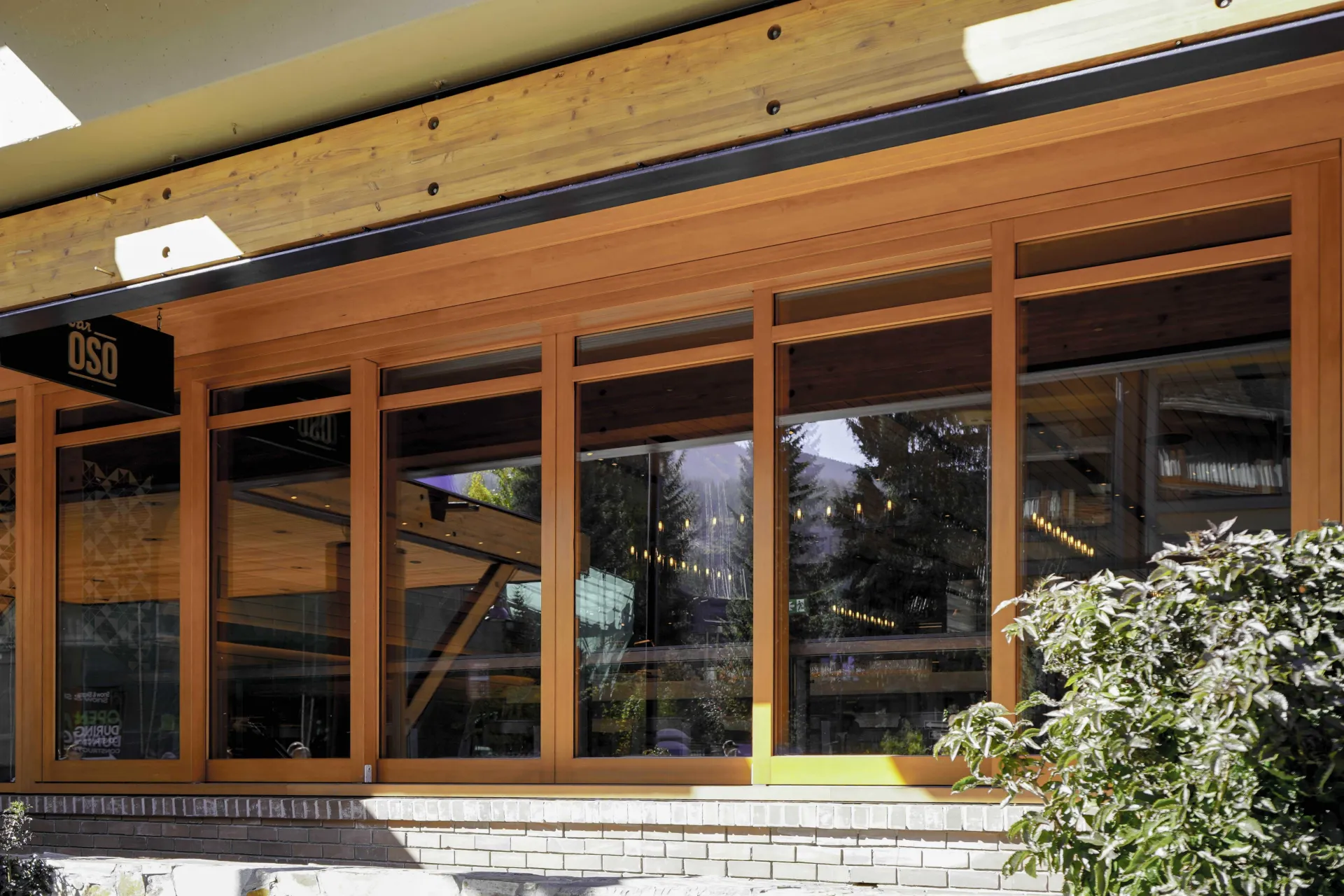 Bar oso restaurant whistler curtain wall timber window raico 4