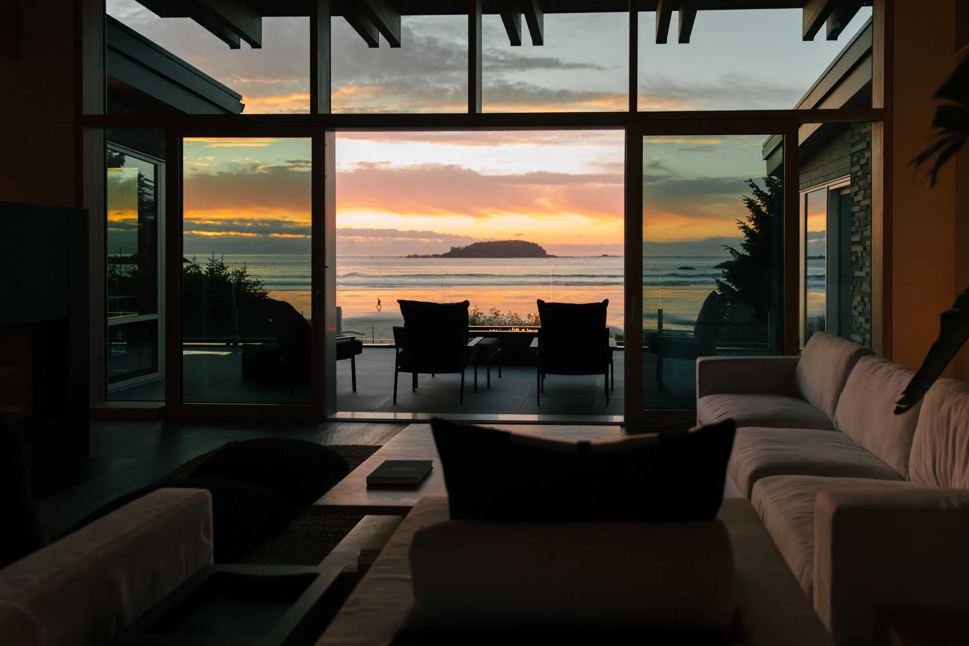 Tofino-beach-house-curtain-wall-timber-windows-raico-oceanfront-view