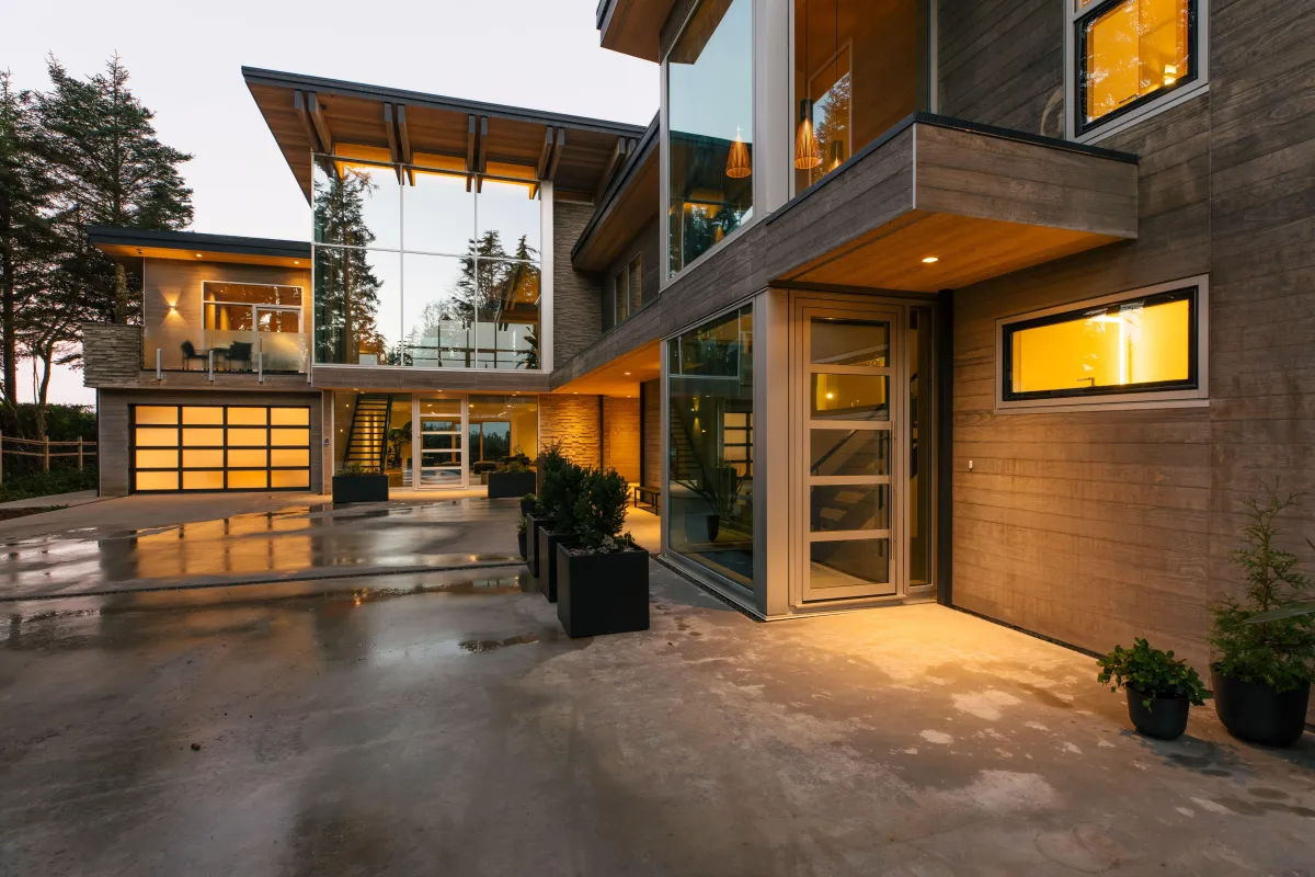 Tofino-beach-house-curtain-wall-timber-windows-raico-exterior-entry