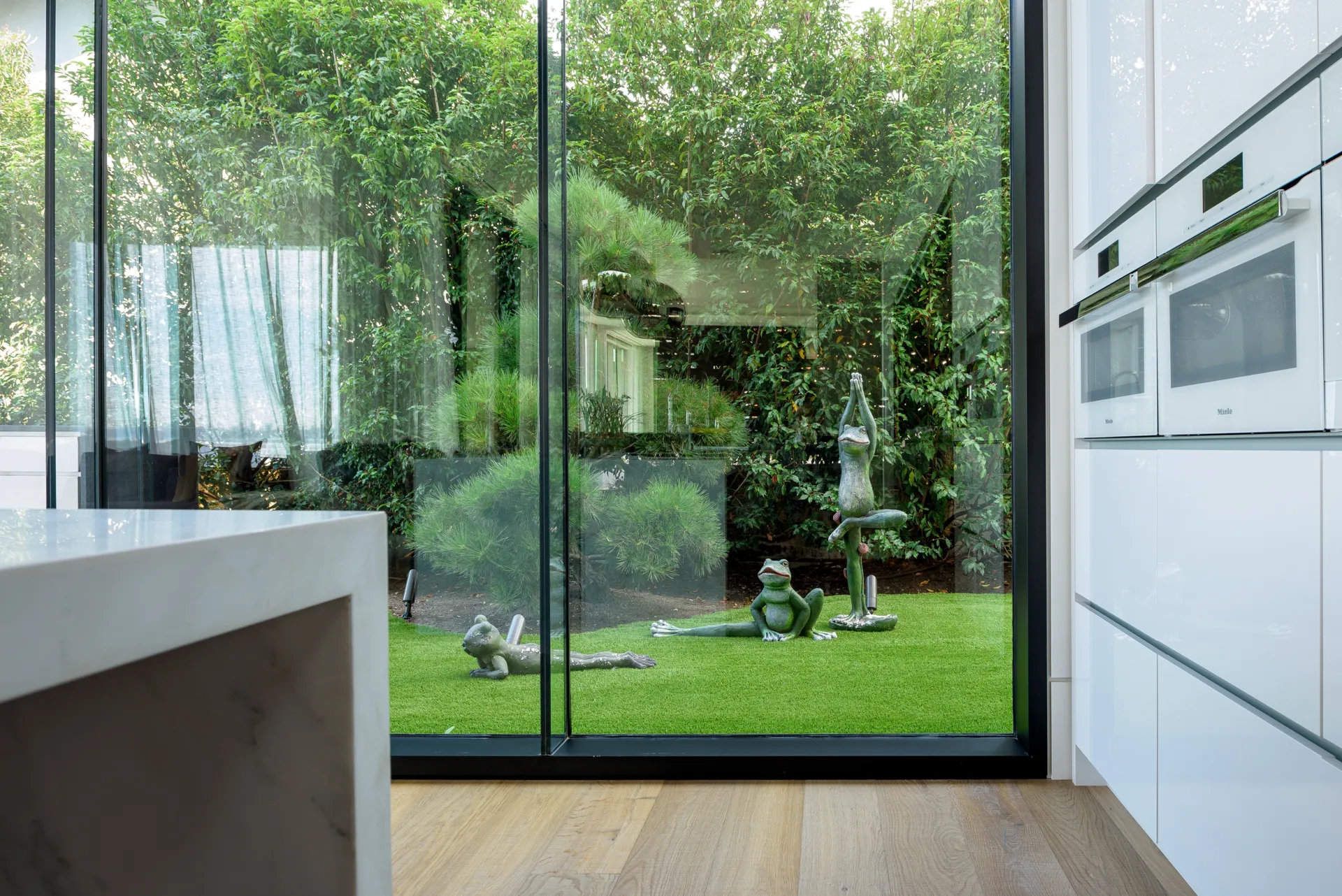 West Vancouver residence curtain wall raico thermai aluminum windows glass fin 6