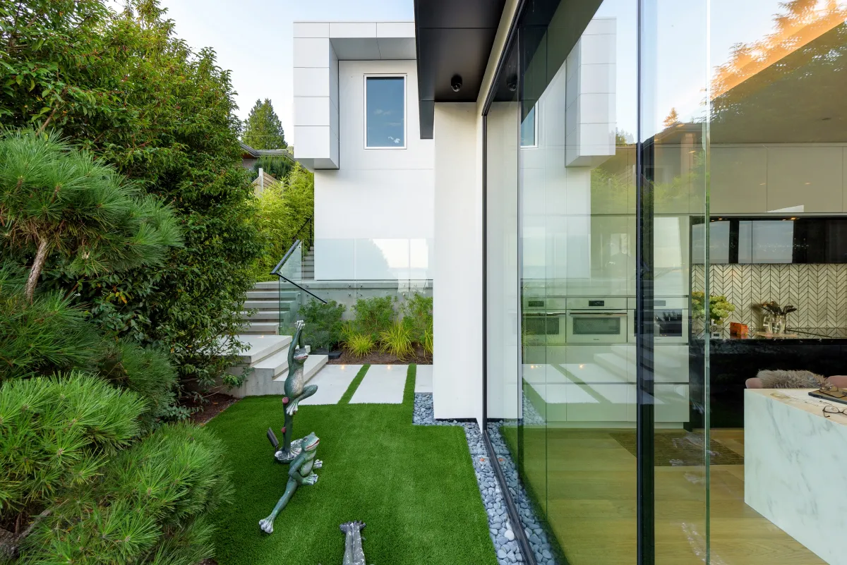 West Vancouver residence curtain wall raico thermai aluminum windows glass fin 4